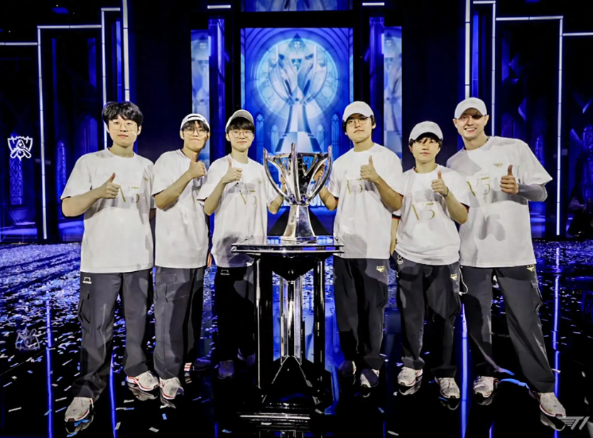 英雄联盟传奇谢幕，球迷泪洒赛场